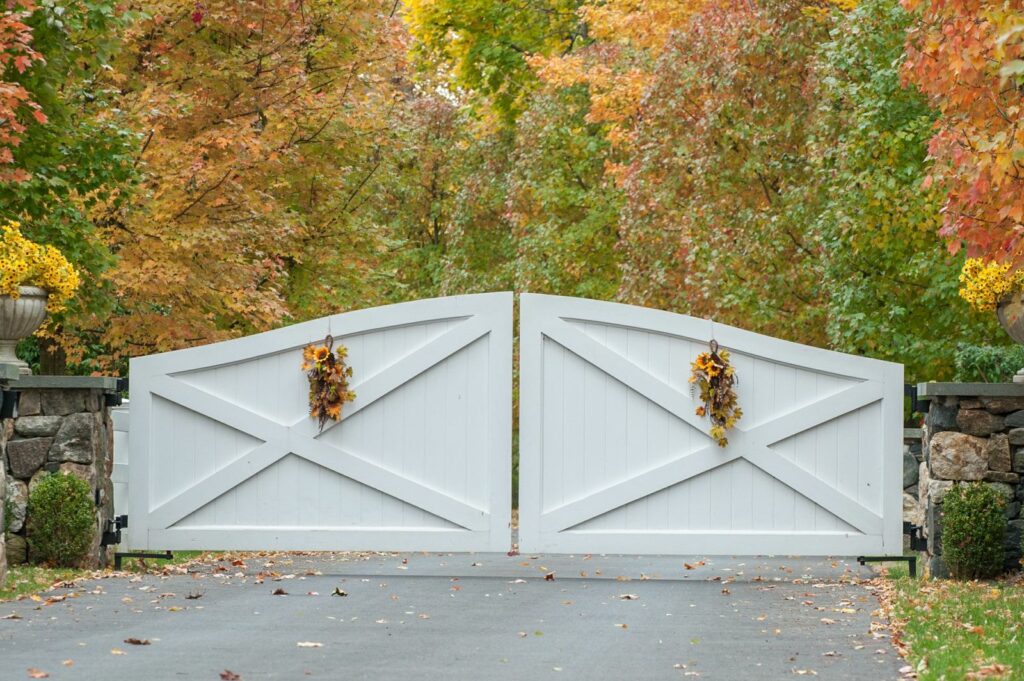Classic White Solid Wood Ranch Driveway Gate Decorated with Flowers