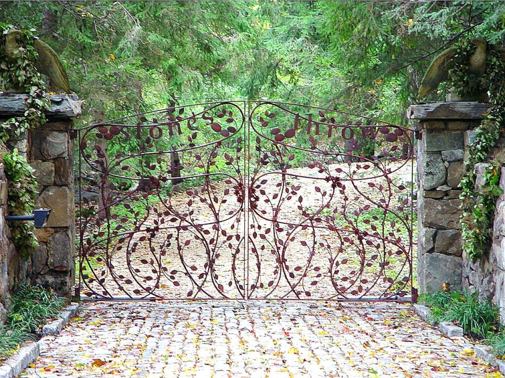 Metal Driveway Gate with Custom Leaf and Branch Pattern with Lettering