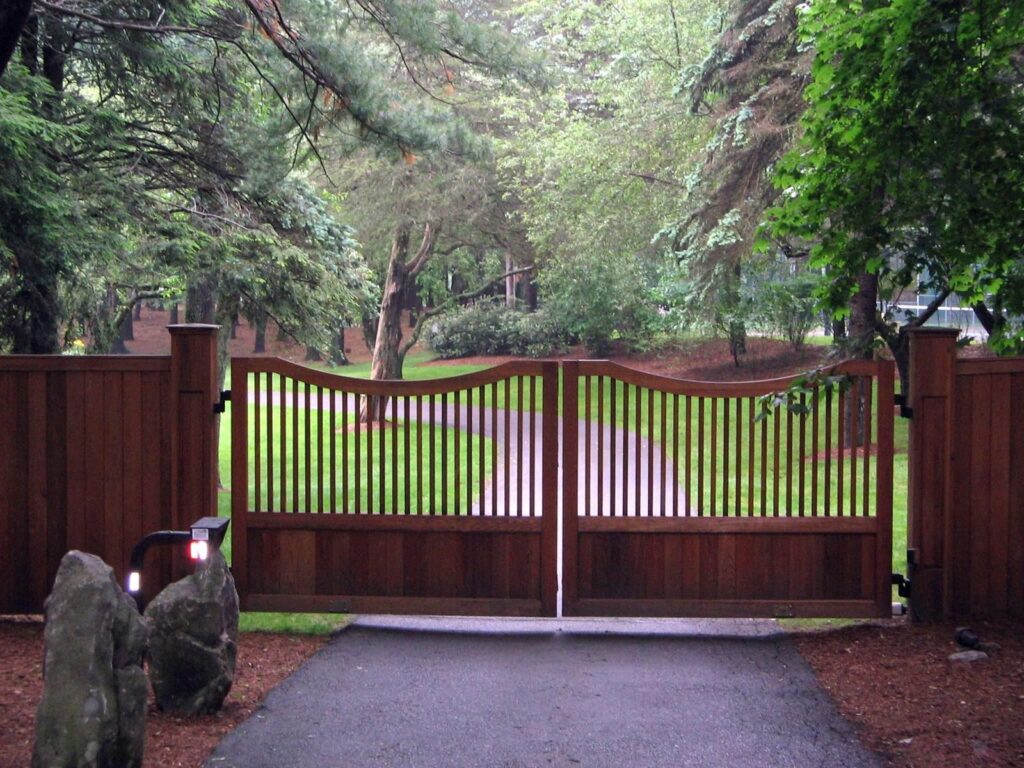 Double Scallop Wood Swinging Driveway Gate