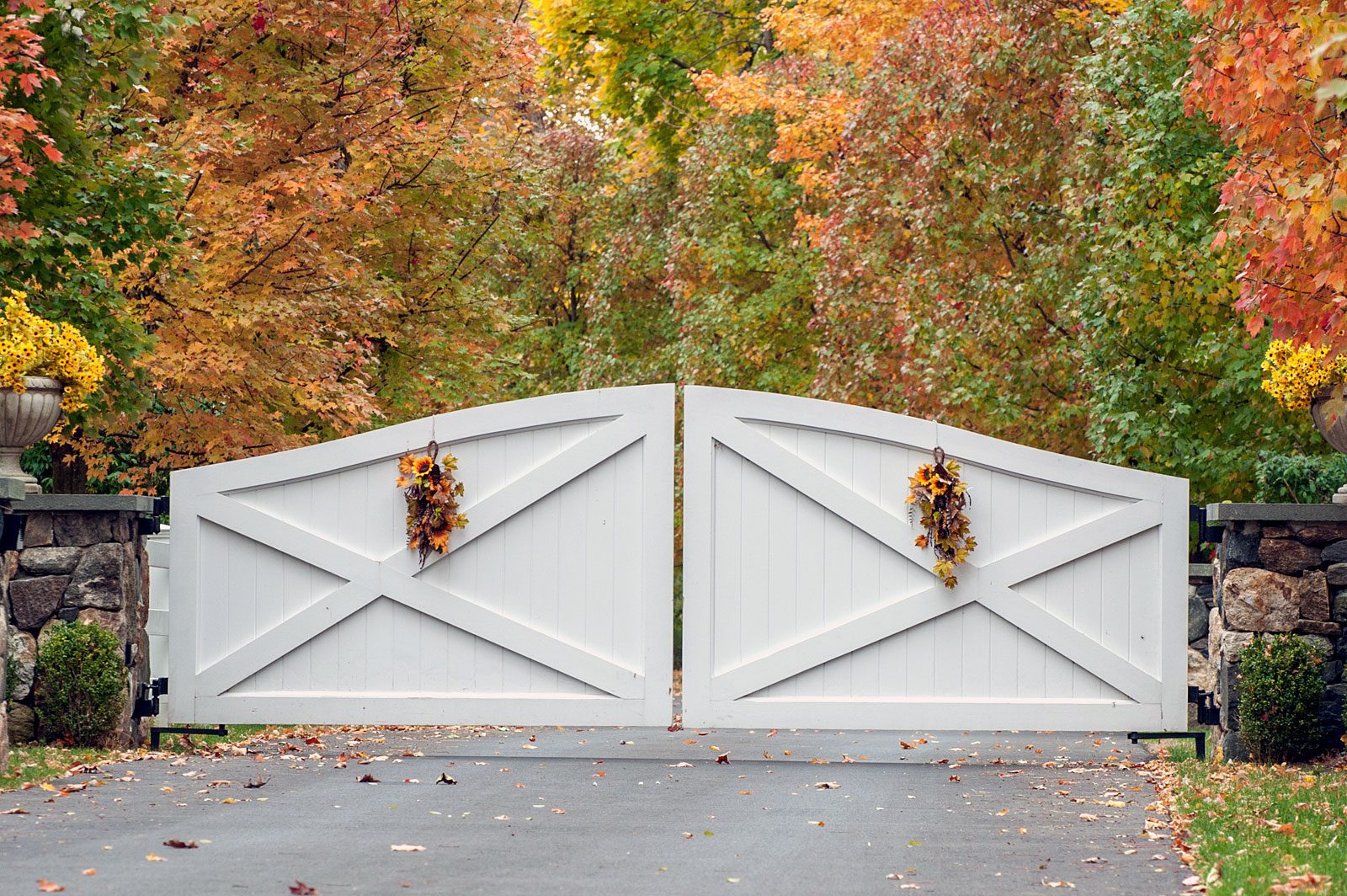 fall driveway gate decorations