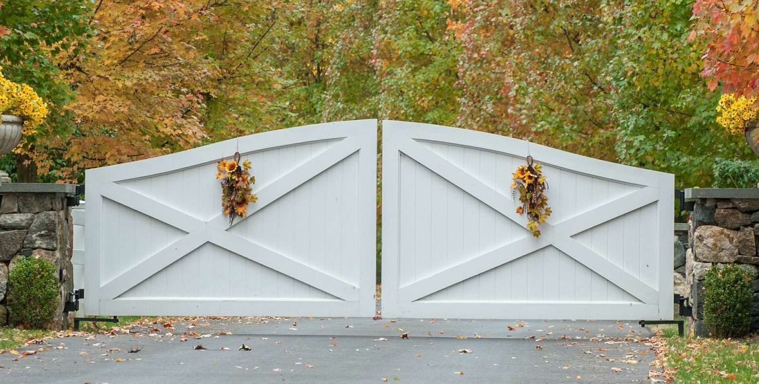 farm-style driveway gate by Tri State Gate