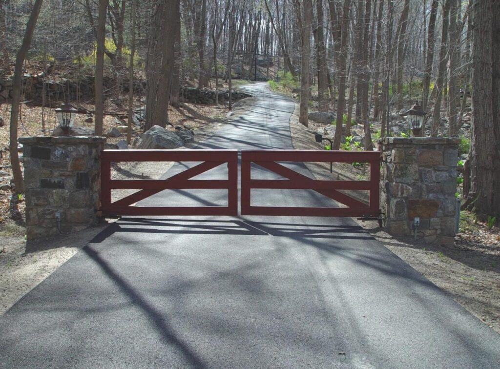 Simple Ranch-Style Wooden Driveway Gate