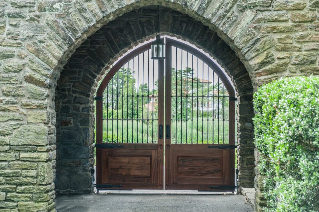 Wooden Driveway Gate with Vestibule