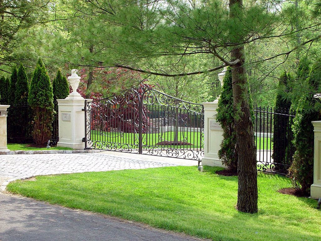 Classically Styled Metal Driveway Gate Decorated with Urns
