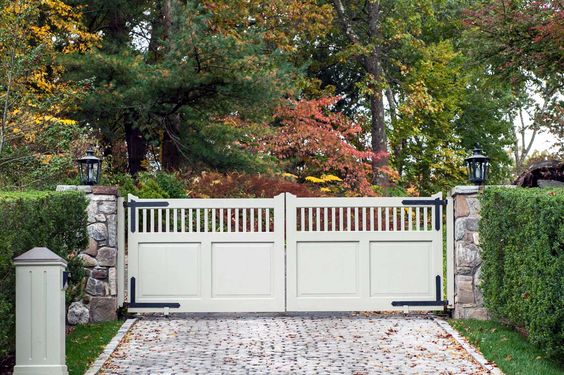 Transitional wooden gate by Tri State Gate