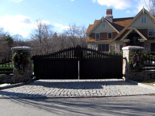 holiday and winter driveway gate decorations