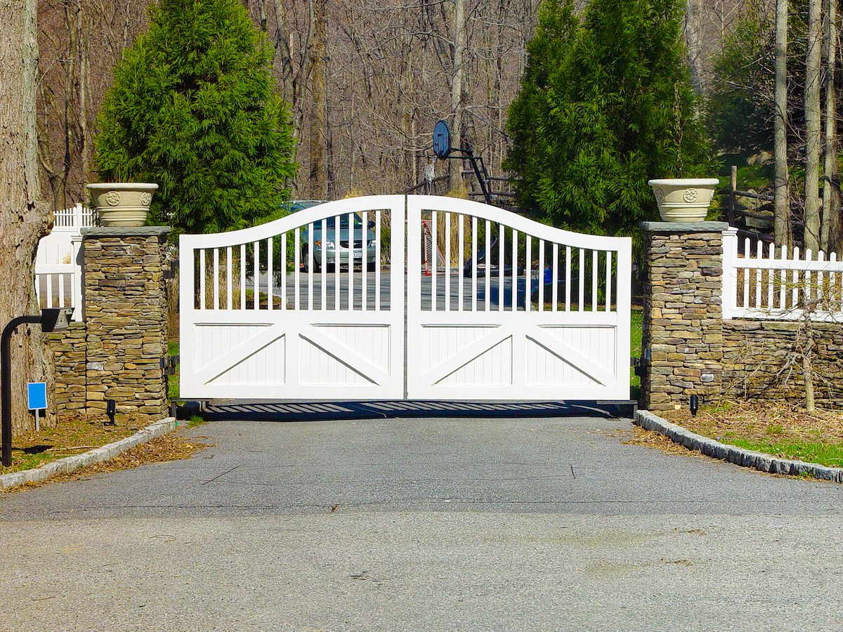 composite driveway gate with scalloped top